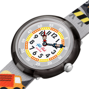 Dettaglio del cinturino tessile grigio con fantasia camion e scavatori.