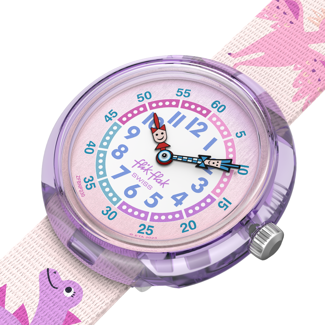 Dettaglio del cinturino tessile rosa in PET riciclato con fantasia dinosauri.