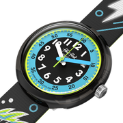 Dettaglio del cinturino tessile nero in PET riciclato e cassa in plastica biobased.