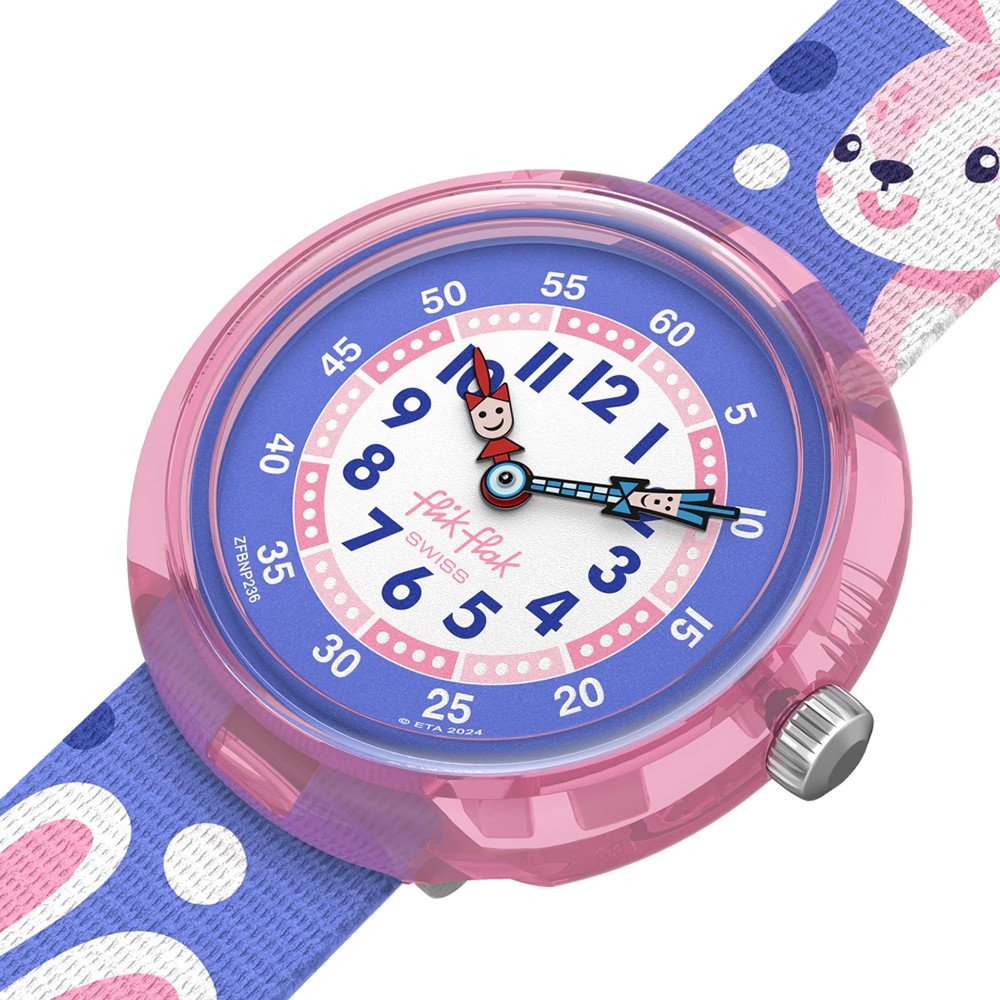 Dettaglio del cinturino tessile PET riciclato azzurro/blu con chiusura a fibbia rosa.