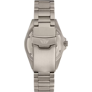 Cassa in titanio satinato da 42 mm con vetro zaffiro antiriflesso e corona protetta del Philip Watch Caribe