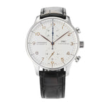 Load image into Gallery viewer, Orologio IWC Portuguese Chronograph IW371401 con cassa rotonda in acciaio da 41mm, quadrante chiaro con numeri arabi neri, due contatori cronografici, lancette blu, vetro zaffiro e cinturino in pelle o acciaio. Design classico, elegante e raffinato, tipico della collezione Portugieser, particolarmente adatto sia a look formali che casual.
