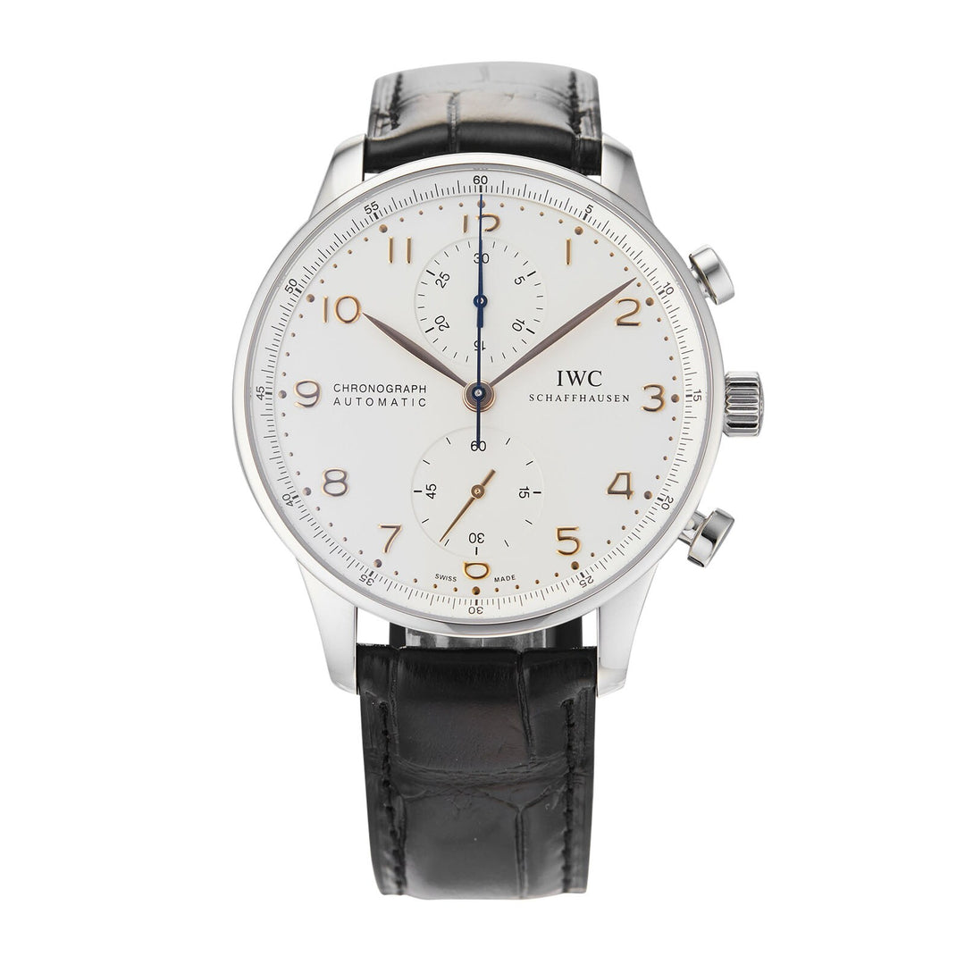 Orologio IWC Portuguese Chronograph IW371401 con cassa rotonda in acciaio da 41mm, quadrante chiaro con numeri arabi neri, due contatori cronografici, lancette blu, vetro zaffiro e cinturino in pelle o acciaio. Design classico, elegante e raffinato, tipico della collezione Portugieser, particolarmente adatto sia a look formali che casual.