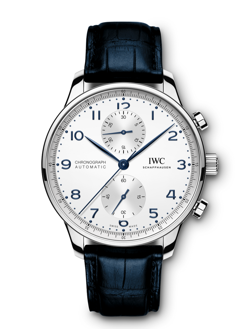 Quadrante argenté del cronografo IWC Portugieser con totalizzatori incassati e dettagli blu sulle lancette.