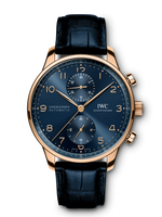 Load image into Gallery viewer, Quadrante blu con numeri arabi e totalizzatori incassati del cronografo IWC Portugieser IW371614 in oro rosso.
