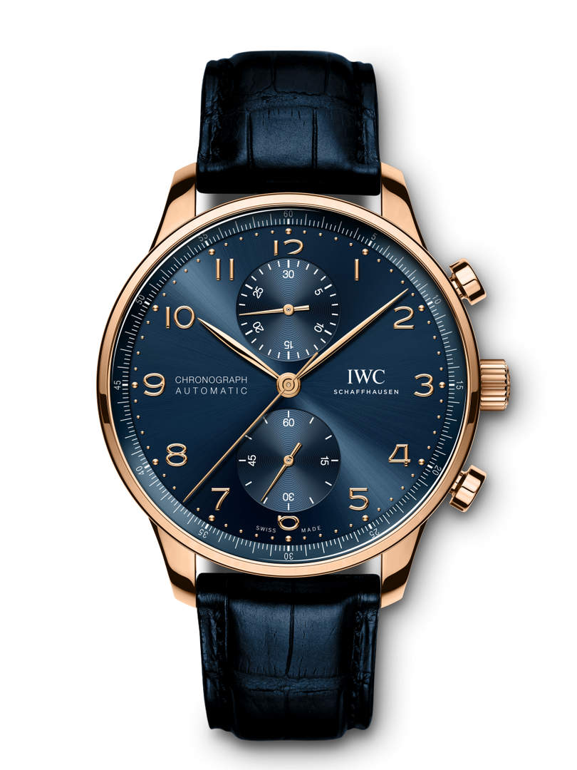 Quadrante blu con numeri arabi e totalizzatori incassati del cronografo IWC Portugieser IW371614 in oro rosso.