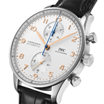 Load image into Gallery viewer, Cinturino in pelle di alligatore nero con chiusura déployante, abbinato all’elegante design sportivo del Portugieser Chronograph IW371605.
