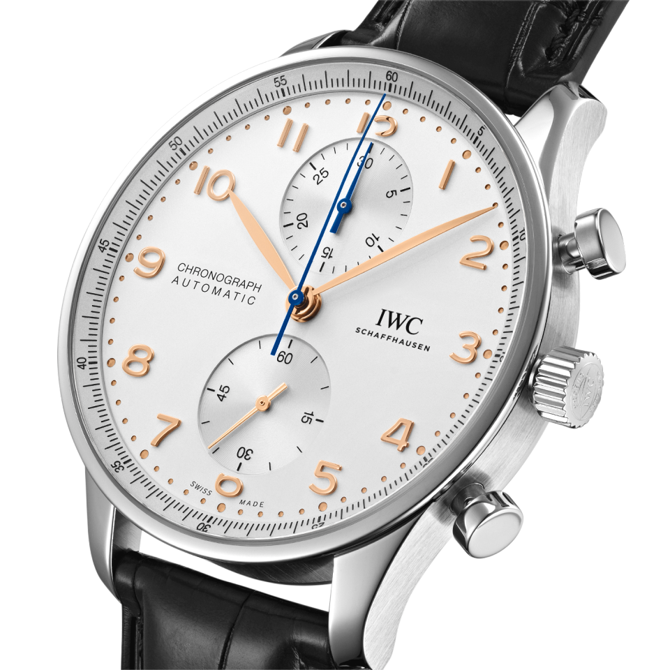 Cinturino in pelle di alligatore nero con chiusura déployante, abbinato all’elegante design sportivo del Portugieser Chronograph IW371605.