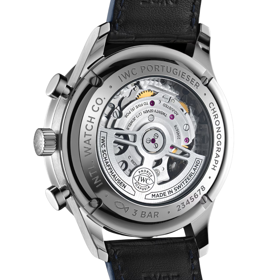 Cinturino in pelle di alligatore blu: Dettaglio del cinturino in pelle di alligatore blu con la chiusura déployante in acciaio, che mostra la larghezza di 20 mm e la finitura elegante