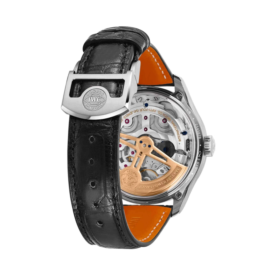 Elegante dettaglio della corona scanalata in oro bianco e la texture raffinata della cassa da 44,4 mm.