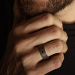Load image into Gallery viewer, MANO|J Anello a fascia piatta in titanio con diamante black SOLANTBFA_21