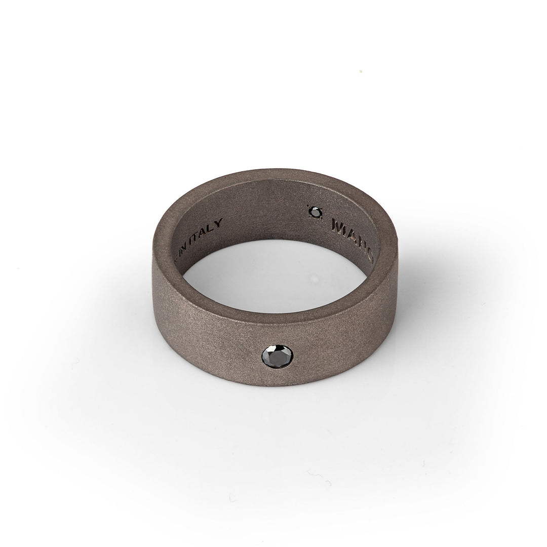 MANO|J Anello a fascia piatta in titanio con diamante black SOLANTBFA_21