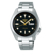 Seiko 5 Sports SRPE57K1 con quadrante nero e dettagli dorati, cassa in acciaio inox da 40 mm.