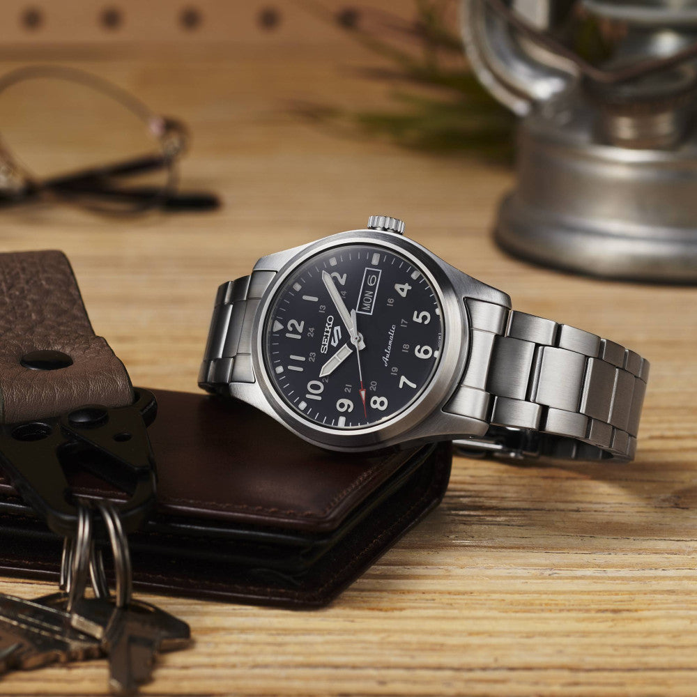 Fondello trasparente a vite in acciaio del Seiko 5 Sports SRPG27K1 con movimento automatico calibro 4R36, riserva di carica di circa 41 ore e impermeabilità fino a 10 bar