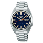 Quadrante avorio sportivo del Seiko 5 Sports SRPK91 con lancetta dei secondi arancione, indici sfaccettati con Lumibrite e lancette ore e minuti riflettenti