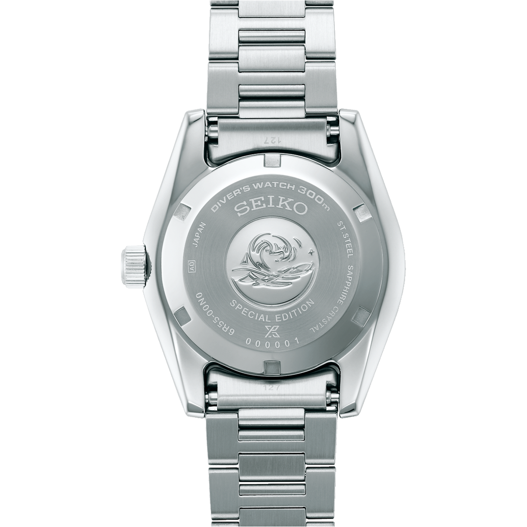 Cassa in acciaio inox da 40 mm con vetro zaffiro curvo antiriflesso, corona a vite e fondello avvitato del Seiko Prospex Diver's 300M PADI