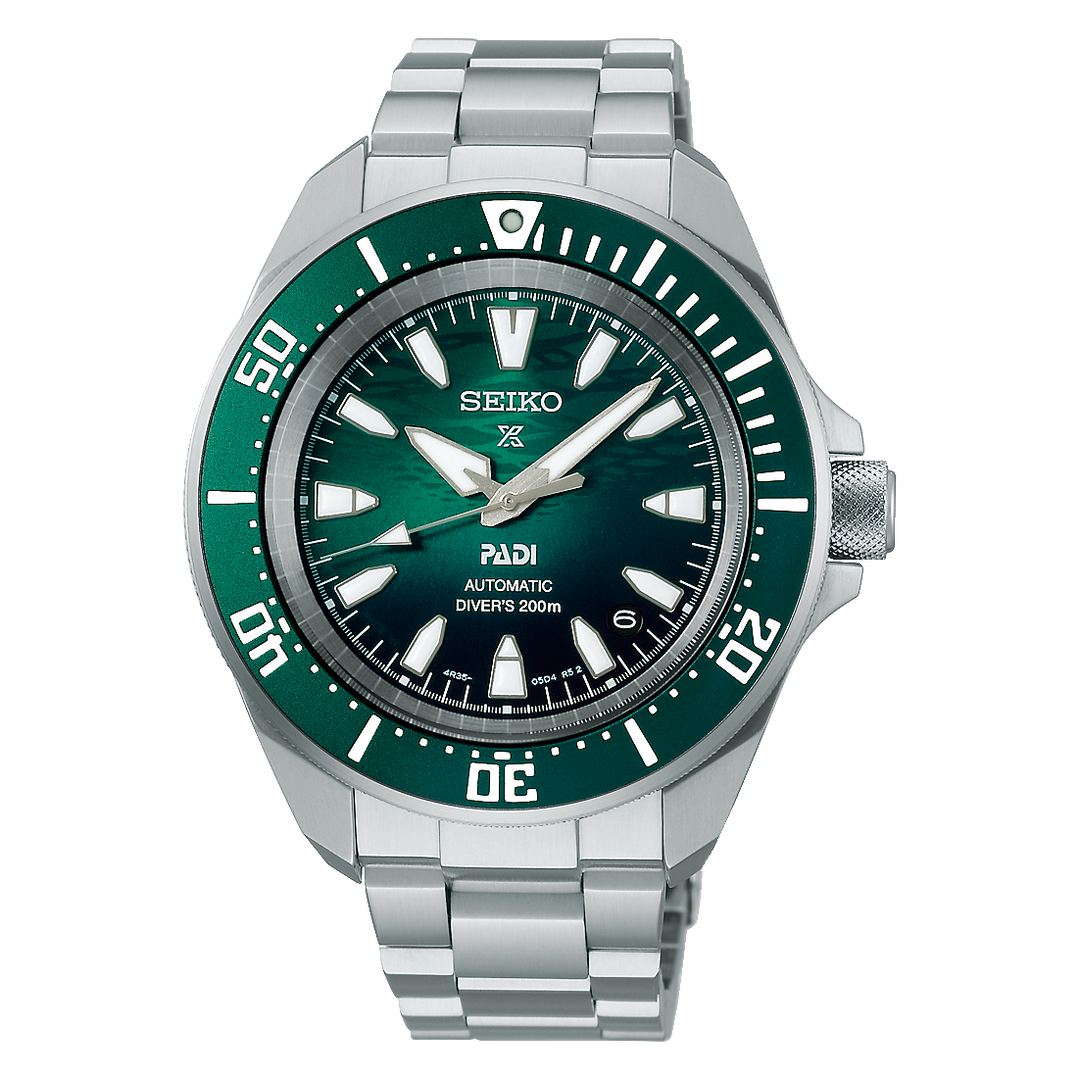 Quadrante verde smeraldo con finitura ondulata che richiama la superficie increspata del mare, indici e lancette luminescenti dell'orologio Seiko Prospex Mare PADI Special Edition