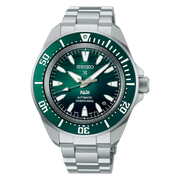 Quadrante verde smeraldo con finitura ondulata che richiama la superficie increspata del mare, indici e lancette luminescenti dell'orologio Seiko Prospex Mare PADI Special Edition