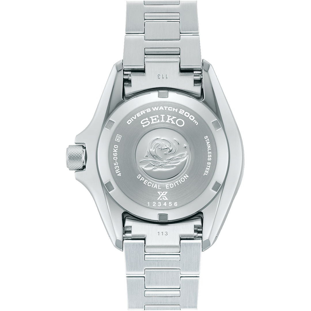 Cassa in acciaio inox da 40 mm con vetro zaffiro curvo antiriflesso, corona a vite e fondello avvitato dell'orologio Seiko Prospex Mare PADI Special Edition