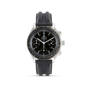 Orologio Omega Speedmaster Moonwatch Reduced, cronografo automatico con cassa in acciaio da 39 mm, quadrante nero con tre sub-quadranti posizionati più esternamente rispetto alla versione Professional, lancette luminescenti e lunetta con scala tachimetrica. Modello più piccolo e spesso più sottile del Moonwatch tradizionale, ideale per polsi piccoli o medi, con movimento automatico basato su ETA 2890 e modulo cronografico Dubois Dépraz. Riconoscibile per i numeri arabi sul giro dei minuti della referenza 35