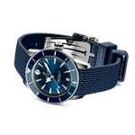 Load image into Gallery viewer, Dettaglio della chiusura pieghevole in acciaio inossidabile e cinturino blu in caucciù del Breitling Superocean Heritage Automatic 36
