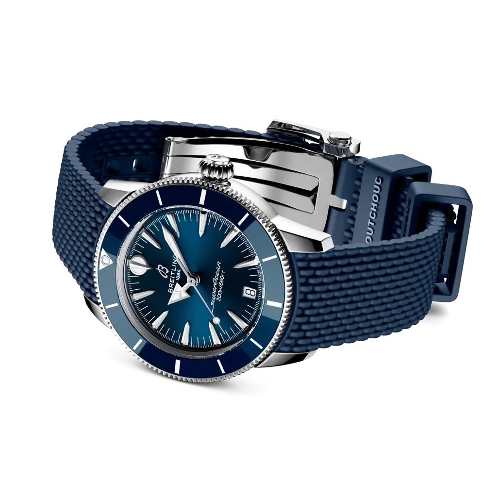 Dettaglio della chiusura pieghevole in acciaio inossidabile e cinturino blu in caucciù del Breitling Superocean Heritage Automatic 36