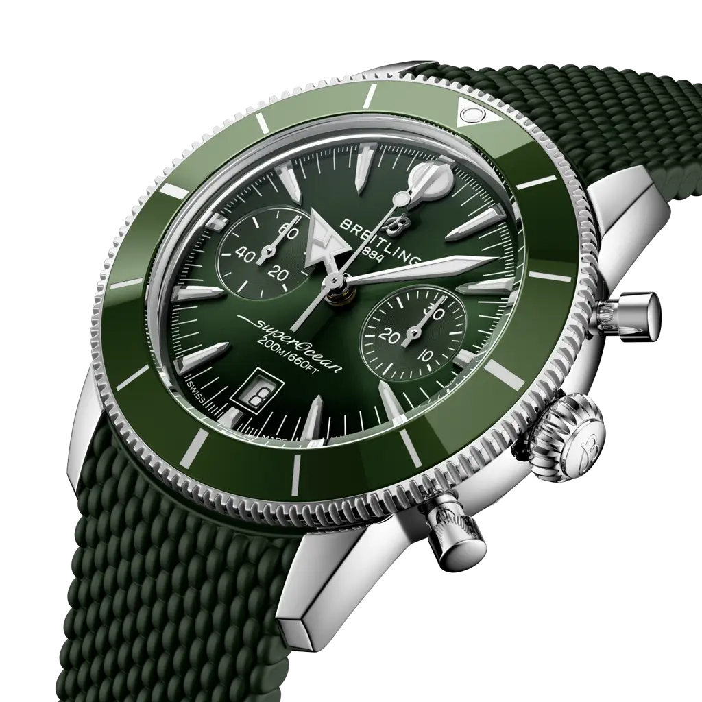 Profilo laterale della cassa in acciaio inossidabile con vetro zaffiro bombato antiriflesso e lunetta unidirezionale del modello Superocean Heritage B01 Chronograph 42.