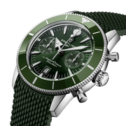 Profilo laterale della cassa in acciaio inossidabile con vetro zaffiro bombato antiriflesso e lunetta unidirezionale del modello Superocean Heritage B01 Chronograph 42.