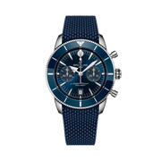 Quadrante blu sunburst con tre contatori cronografo tono su tono, lancette e indici luminescenti, datario a finestrella del Breitling Superocean Heritage B01 Chronograph 42