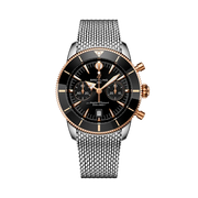 Quadrante blu sunburst con indici applicati luminescenti e contatori cronografici del Breitling Superocean Heritage B01 Chronograph 42.