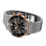 Load image into Gallery viewer, Cinturino blu in caucciù con chiusura pieghevole in acciaio inossidabile del Breitling Superocean Heritage B01 Chronograph 42.
