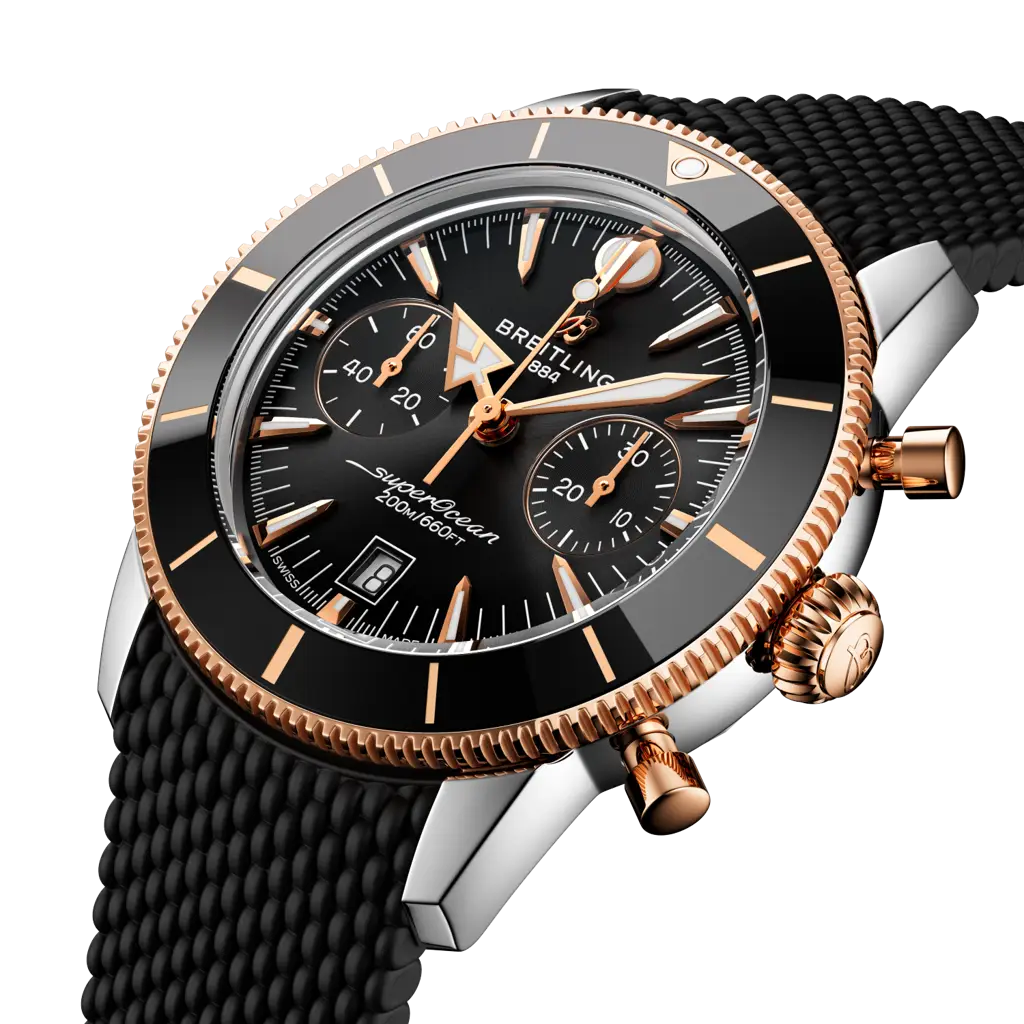 Profilo laterale della cassa rotonda in acciaio inossidabile e oro rosso 18 carati con vetro zaffiro bombato e lunetta unidirezionale del modello Superocean Heritage B01 Chronograph 42.