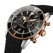 Profilo laterale della cassa rotonda in acciaio inossidabile e oro rosso 18 carati con vetro zaffiro bombato e lunetta unidirezionale del modello Superocean Heritage B01 Chronograph 42.