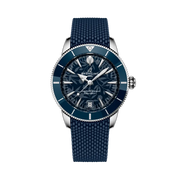Quadrante blu con motivo tropicale e datario a finestrella del Breitling Superocean Heritage B31 Automatic 40 Kelly Slater AB31101A1C1S1.