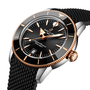 Profilo laterale della cassa rotonda in acciaio inossidabile e oro rosso 18 carati con vetro zaffiro bombato antiriflesso.