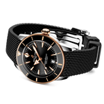 Load image into Gallery viewer, Cinturino nero in caucciù con chiusura pieghevole in acciaio inossidabile del Breitling Superocean Heritage B31 Automatic 42.
