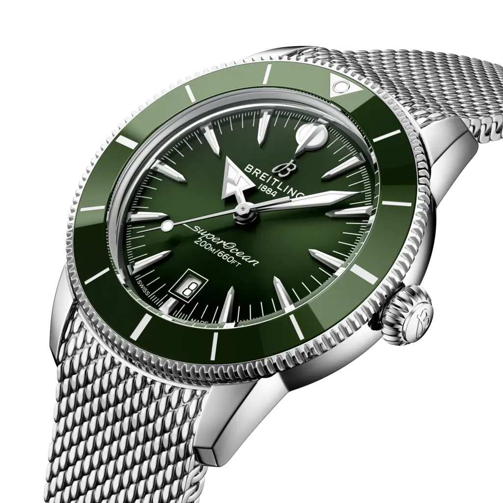 Profilo laterale della cassa rotonda in acciaio inossidabile con vetro zaffiro bombato antiriflesso e lunetta unidirezionale del modello Superocean Heritage B31 44.