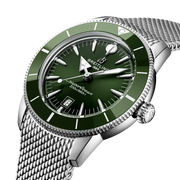 Profilo laterale della cassa rotonda in acciaio inossidabile con vetro zaffiro bombato antiriflesso e lunetta unidirezionale del modello Superocean Heritage B31 44.