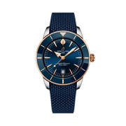 Quadrante blu sunburst con indici luminescenti e datario a finestrella del Breitling Superocean Heritage B31 Automatic 44 UB3112161C1S1.