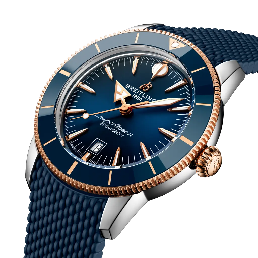Profilo laterale della cassa rotonda in acciaio inossidabile e oro rosso 18 carati con vetro zaffiro bombato del Superocean Heritage B31 44.