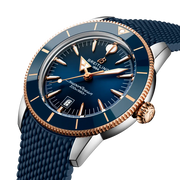 Profilo laterale della cassa rotonda in acciaio inossidabile e oro rosso 18 carati con vetro zaffiro bombato del Superocean Heritage B31 44.