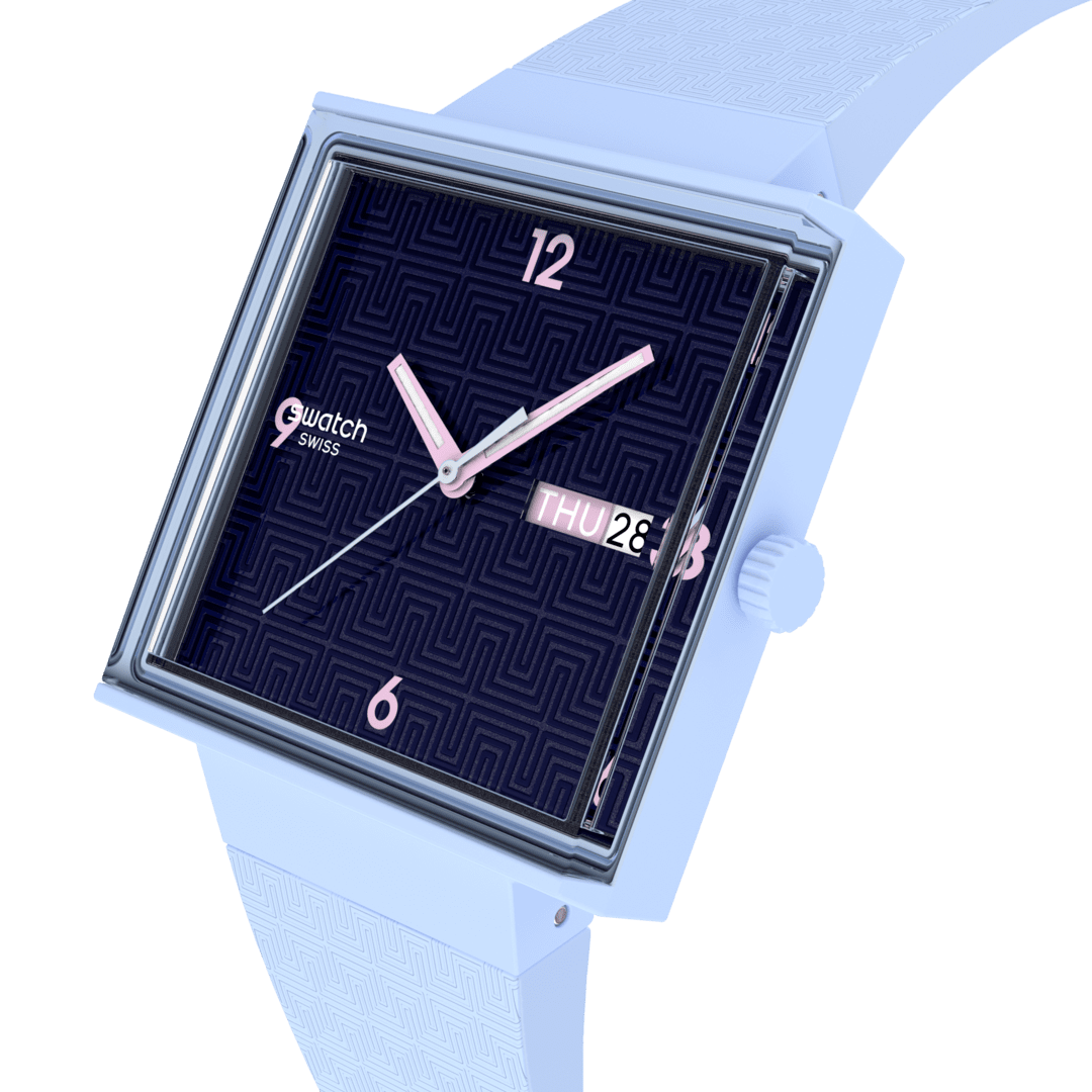 Dettaglio cinturino in silicone blu con fibbia standard dello Swatch Bright Angle SO34L701, comodo e flessibile.