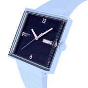 Dettaglio cinturino in silicone blu con fibbia standard dello Swatch Bright Angle SO34L701, comodo e flessibile.