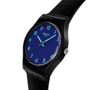 Dettaglio cinturino in silicone blu morbido e fibbia resistente dello Swatch Grace in Time LB188.