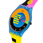 Dettaglio del quadrante multicolore con lancetta delle ore nera e lancetta dei minuti rosa.