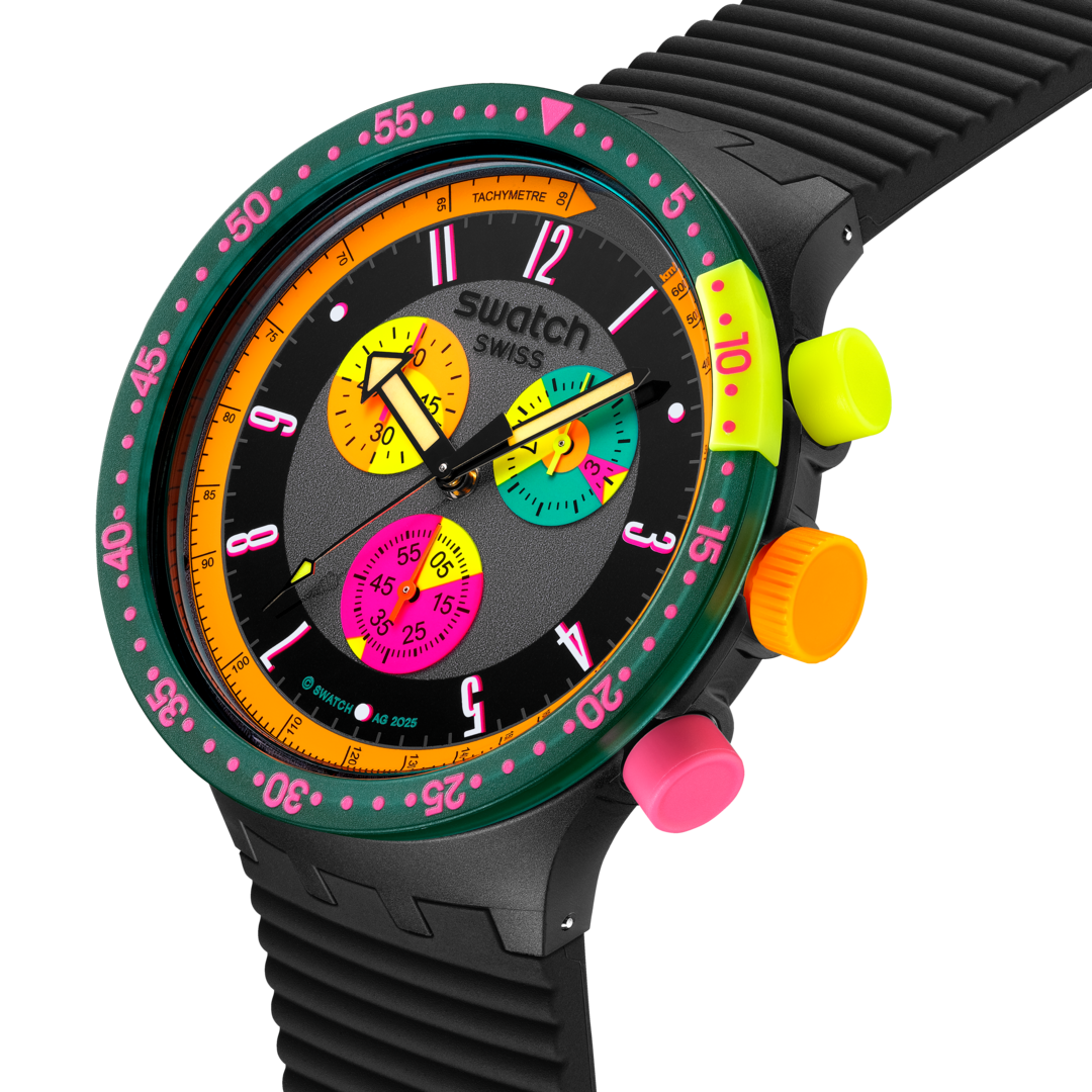 Dettaglio del quadrante nero multicolore con numeri colorati e sub-quadranti del cronografo.