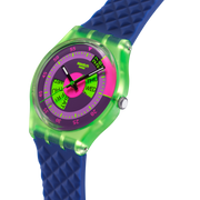 Dettaglio del quadrante multicolore con finestre giorni alle ore 3 e 9 e datario a ore 1.