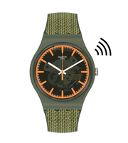 Swatch Ongpay! SVIG100-5300 con cassa verde opaca e quadrante trasparente con dettagli arancioni.
