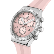 Dettaglio del quadrante con sub-quadranti rosa e lancette argentate luminescenti.