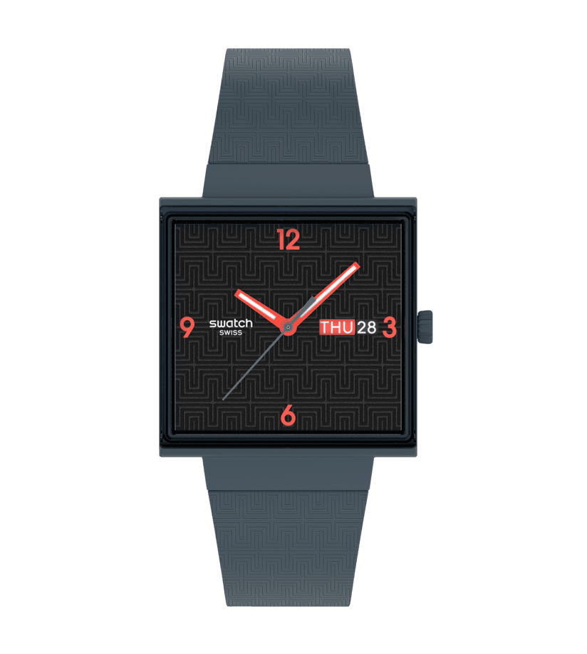Orologio Swatch Squared Off SO34M701 con cassa quadrata grigia in bioceramica e quadrante bianco con lancette nere.